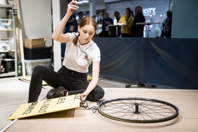 Kitija Kozule WorldSkills 2022 dalībniece skatlogu noformēšana