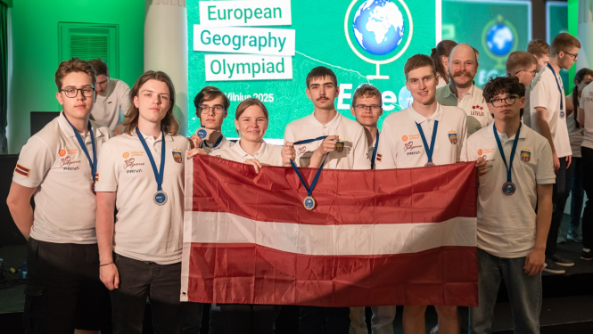 Latvijas komanda Ģeogrāfijas olimpiādē 2025 ar LV karogu