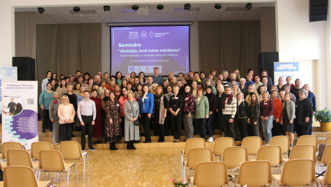 Regionalais seminars Daugavpilī skolotājiem visi seminara dalībnieki kopbildē