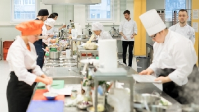 SkillsLatvia 2018 konkursa pusfinālā noskaidroti labākie jaunie pavāri un viesmīļi