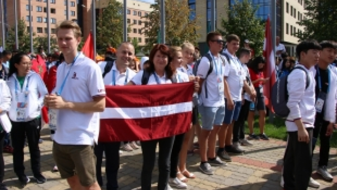 SkillsLatvia komanda neformālā gaisotnē iepazīst Kazaņu un citu valstu delegācijas