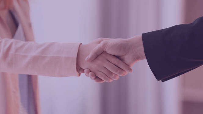 divi cilvēki sarokojas