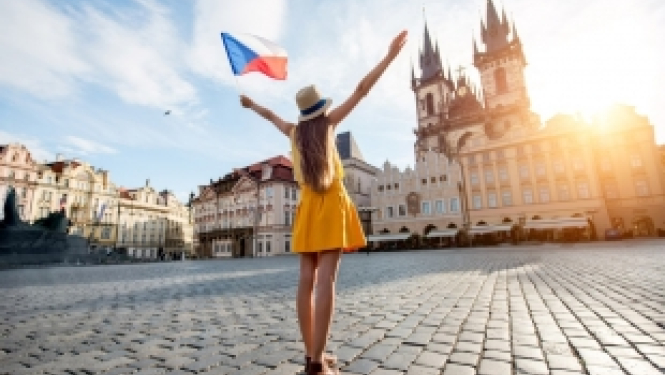 Pagarināta pieteikšanās Čehijas valdības stipendijām čehu valodas vasaras kursiem