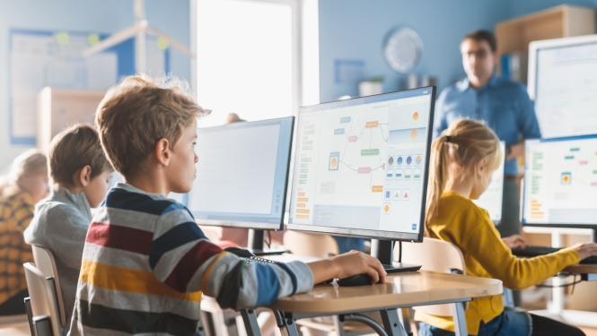 Bērni klasē strādā ar datoru