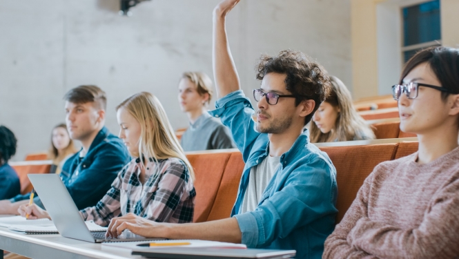 studneti mācās lielajā auditorijā augstskolā