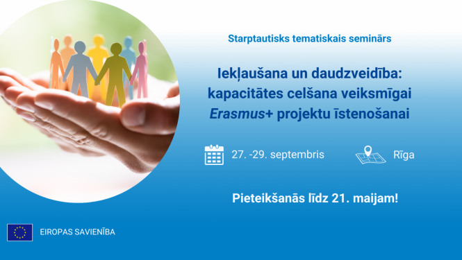 Zils fons un cilvēka rokās papīra cilvēku silueti izkārtoti aplī