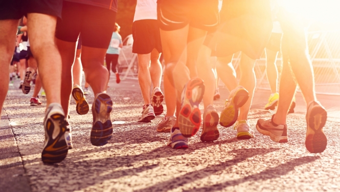 attēlā liels skaits ar skrējēju kājām, skrien maratonu