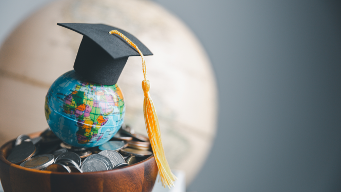 Globuss ar absolventa cepuri