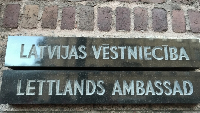 Latvijas valsts komanda apciemo Latvijas vēstniecību Zviedrijā