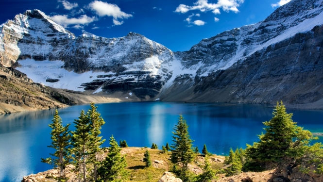 skats uz Kazahstānas dabu, priekšā ezers aiz tā sniegoti kalni