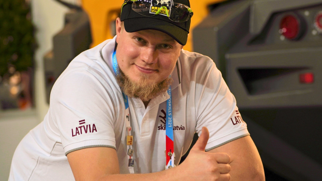 Krisjanis smaida un rāda īkšķi EuroSkills 2021 laikā