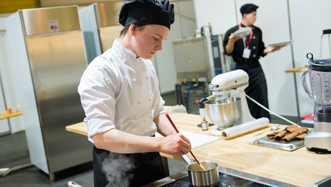Nils Gevele SkillsLatvia, EuroSkills laureāts darba procesā pie plīts
