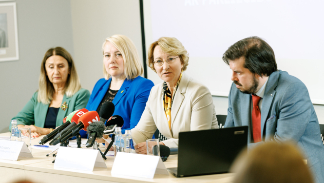 dace melnbārde inta ozola izglītības preses konference