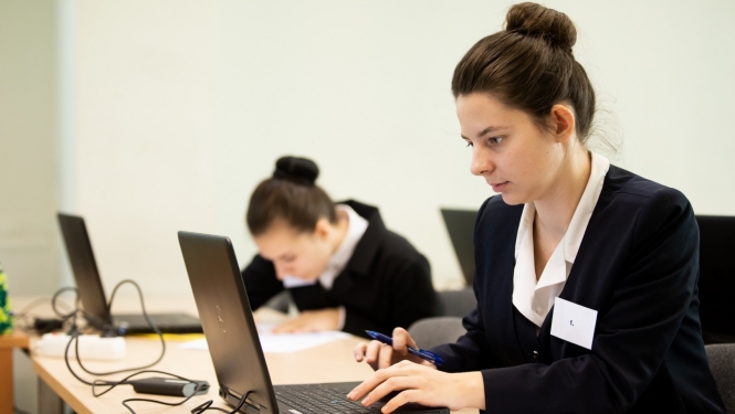 SkillsLatvia 2022 pusfinals viesu uznemsana jauna specialiste pilda uzdevumu
