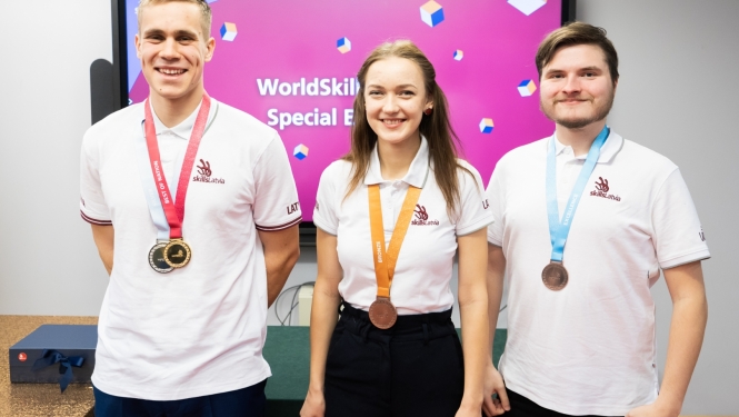 WorldSkills 2022 trīs laureāti stāv ar medaļām