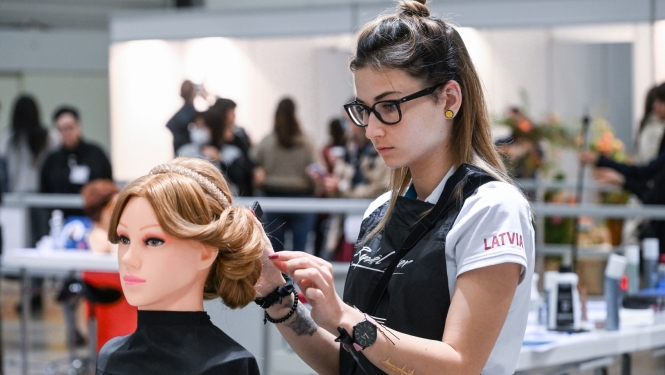 WorldSkills 2022 Latvijas konkursante prasmju konkursā Friziera darbi Somijā