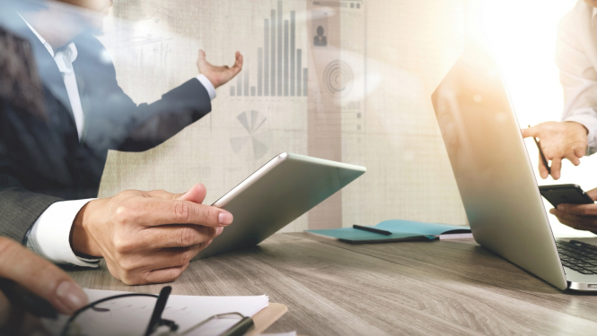 Vīrieša roka ar planšeti sapulce