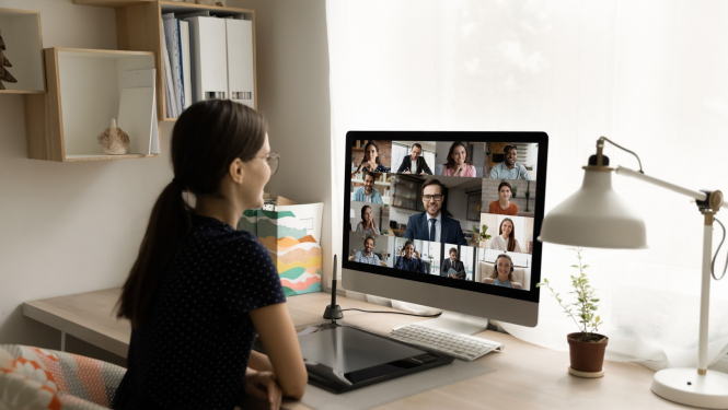 Meitene klausās vebināru