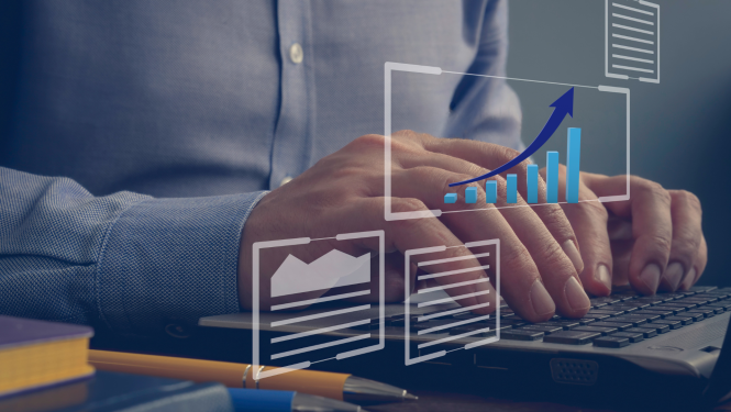 Cilvēks raksta ar portatīvo datoru