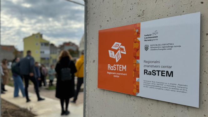 Informācijas plāksne un fonā cilvēki