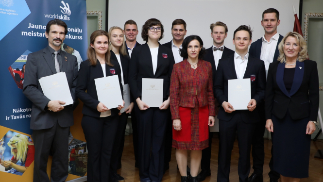 Ministre Šuplinska sveic WorldSkills konkursantus