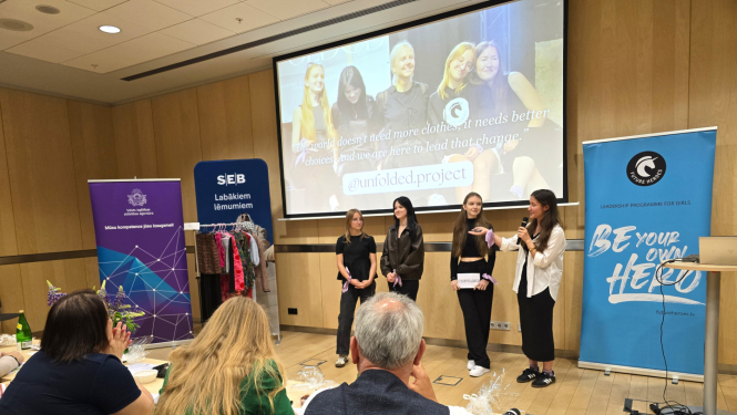 Jaunas meitenes prezentē projektus žūrijas priekšā