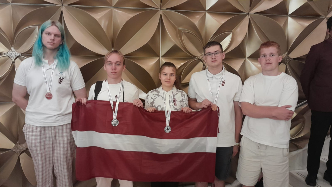Latvijas komandas dalībnieki astronomijas olimpiādē 2025 Mumbajā