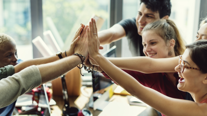 Jaunieši salikuši rokas kopā, komandas darbs