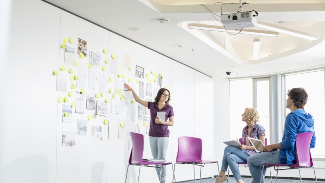 Sieviete un vīrietis klausās lekciju