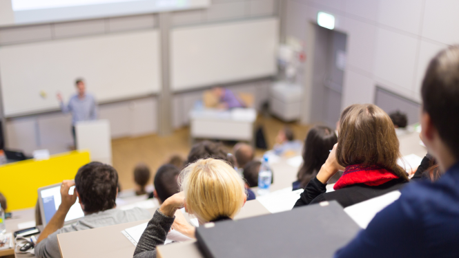 Cilvēki auditorij;a klausās lekciju