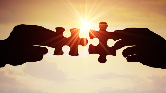 Rokās tur puzles gabaliņus