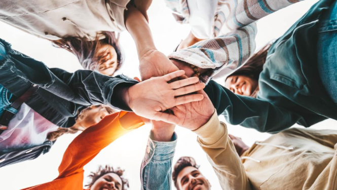 Cilvēki liek rokas aplī