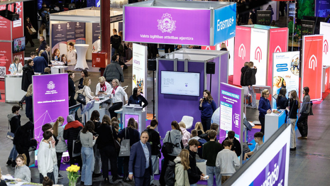 Apmeklētāji sarunājas ar konsultantiem VIAA standā izstādē Skola 