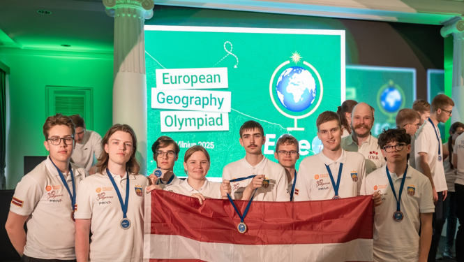 Latvijas komanda Ģeogrāfijas olimpiādē 2025 ar LV karogu