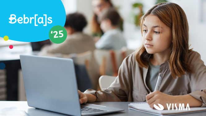 Bebras IT konkursa plakāts, meitene sēž pie datorgalda un skatās portatīvā datora ekrānā