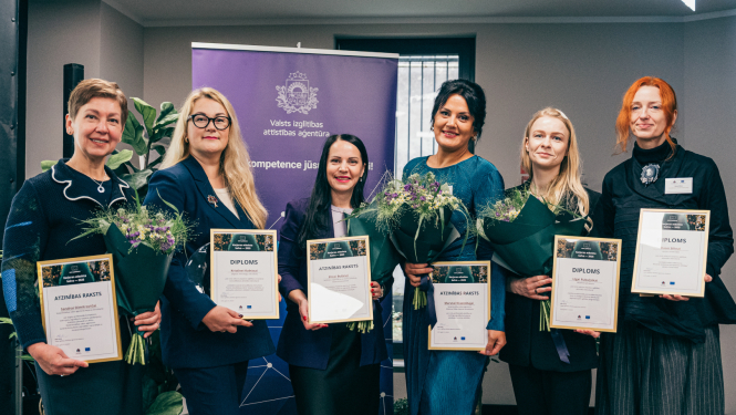 Karjeras atbalsta balvas 2025 laureāti ar diplomiem rokās