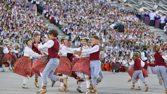 Bērni dejo taututērpos