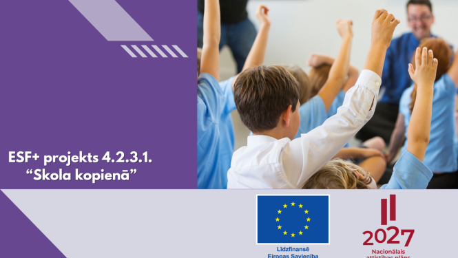 Vizuālis ar logo un bērniem klasē, kas pacēluši rokas