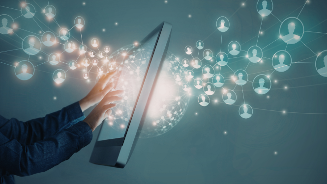 vīrieša rokas pieskaras pie skārienjūtīgā ekrāna, ekrāns ir stilizēts, no tā izplūst digitāls tīkls ar cilvēku ikonam
