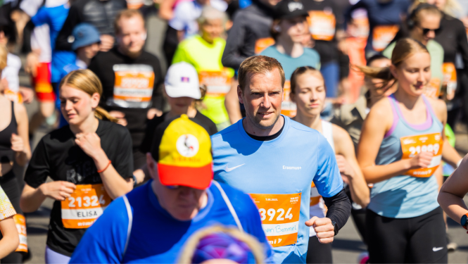 Cilvēki skrien lielā grupā