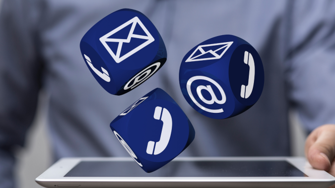 vīrietis tur rokā planšeti, no tās "lido ārā" trīs spēļu kubi ar saziņu ikonām