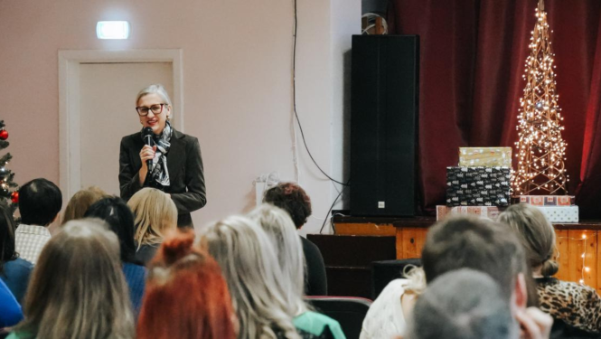 Sieviete runā ar auditoriju