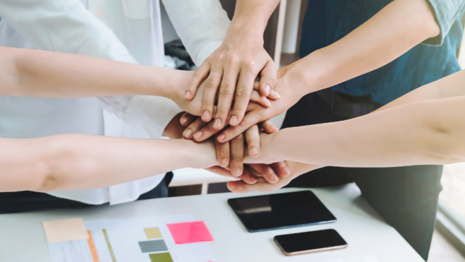 Cilvēki liek plaukstas vienu otrai virsū