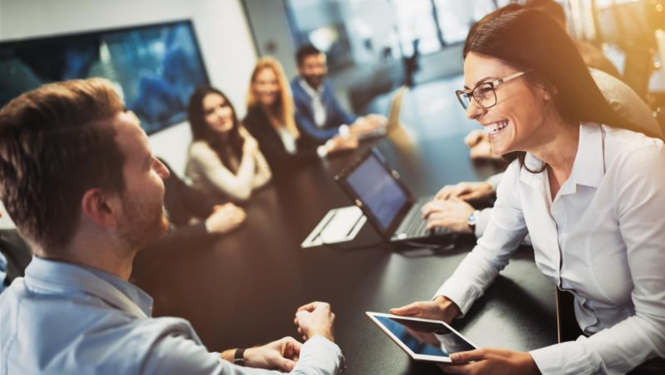 Cilvēki smaida un sarunājas