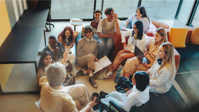 vairāki studenti sēž aplī un kaut ko apsrpeiž