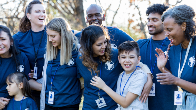 Erasmus+ ziņa, attēlā vairāki dažāda vecuma un rasu cilvēki saģēebti vienādā formā, visi smaida