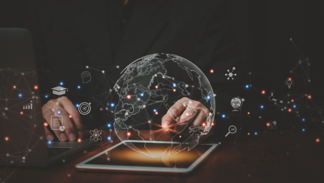 attēlā vīrieša rokas ir virs planšetes, no kuras staro gaisma, priekšplānā uzzīmēta zemeslode un tīkls