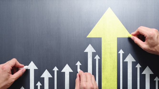 Vairākas rokas zīmē bultas uz augšu uz pelēkas tāfeles