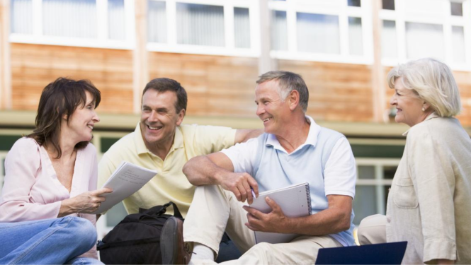 Cilvēku grupa sēž un smaida