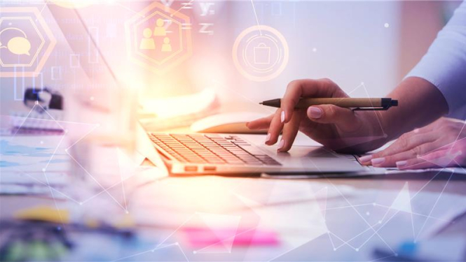 uz galda atvērts portatīvais dators, sievietes rokas raksta uz tastatūras un tur rokā pildspalvu, priekšā ir uzlikti bildei grafiski elementi